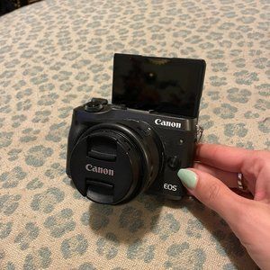 Canon EOS M6 / mirrorless camera with lens